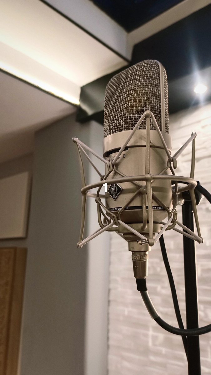 El arma secreta para unas voces enormes, cálidas y llenas de detalle: nuestro Neumann M149 de válvulas. 🔴🎙️ La mejor ingeniería alemana y una acústica impecable, esperando tu mejor toma en #LaJoyaMusic. #ProduccionMusical #Neumann #EstudioDeGrabación