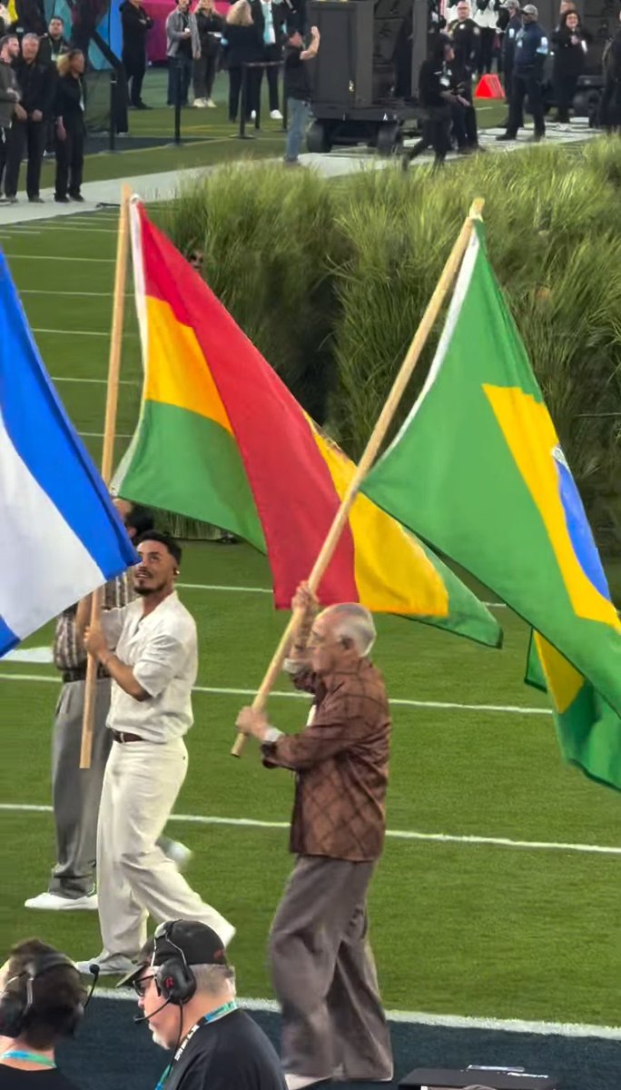 O mestre ciça participando do superbowl em uma semana e sendo campeão do carnaval na outra, velhinho bárbaro