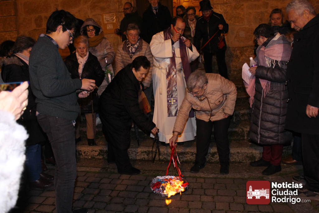 Imposición de ceniza y quema de gargantillas en la parroquia de San Cristóbal noticiasciudadrodrigo.com/2026/02/18/imp…