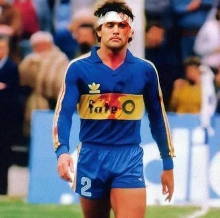 🛞Fate, la empresa argentina de 80 años que acaba de anunciar su cierre definitivo (ahora bajo conciliación obligatoria), pagó en 1985 la suma de 8.500 dólares mensuales al Xeneize para que aparezca en la franja de oro del único grande del país, y su sponsoreo duró hasta 1989.