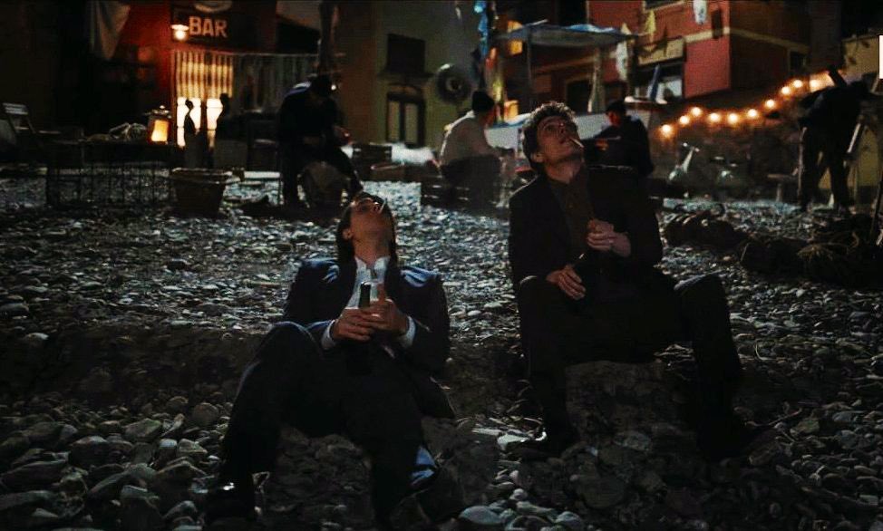 questa scena di luca marinelli e matteo martari nei panni di fabrizio de andré e luigi tenco, in spiaggia, al chiaro di luna IL MIO IMPERO ROMANO