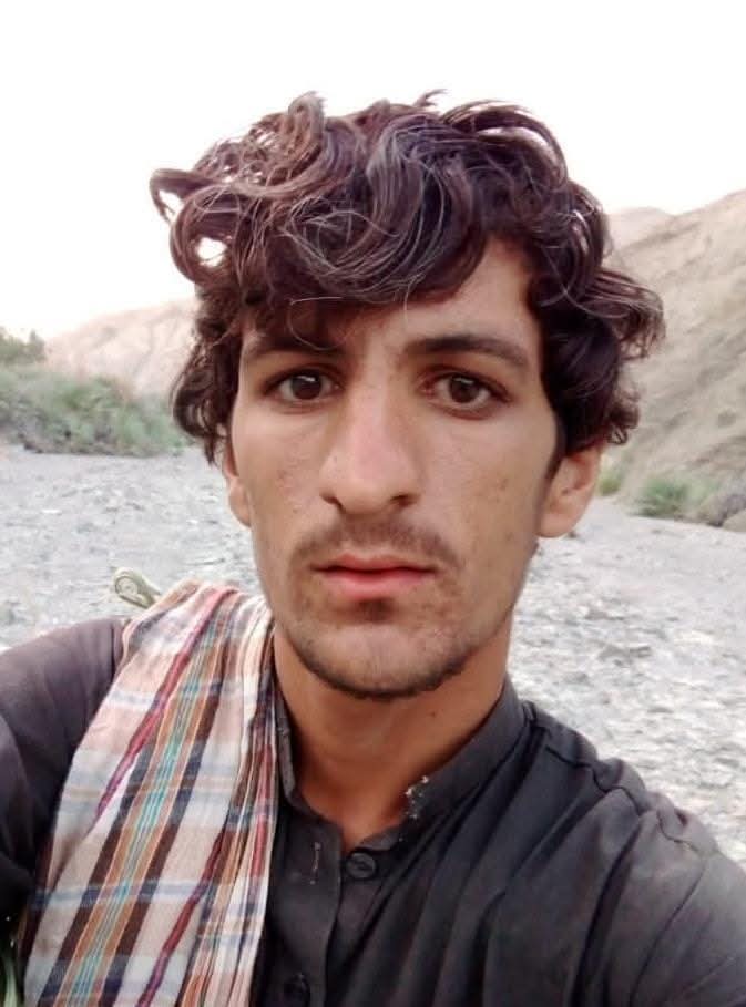 مارچ 2022 کو سیکورٹی فورسز نے دولت بلوچ کو جبری طور پر لاپتہ کیا تھا، کچھ دن بعد اسے رها کردیا گیا تھا۔

آج 18 فروری 2026 کو دن کے  2 بجے کے قریب اسے گھر جاتے وقت فائرنگ کرکے قتل کردیا گیا ہے۔۔۔  

#StopBalochGenocide