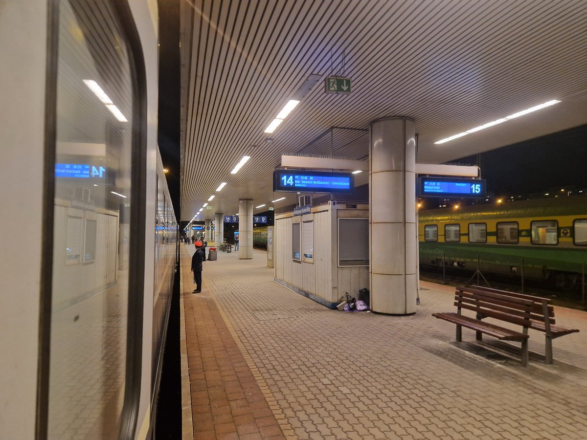 VikingonRails's tweet photo. Not sure if I'll be able to get used to this instead of #Keleti though..

#Dacia #vagondedormit #nighttrain #nachtzug #nachttrein

#vikingonrails #worldonrails #createyourownstory #treinleven #bahnreisen #interrail @Interrail @mavstart @CFR_Calatori https://t.co/PUWz0kv2oW