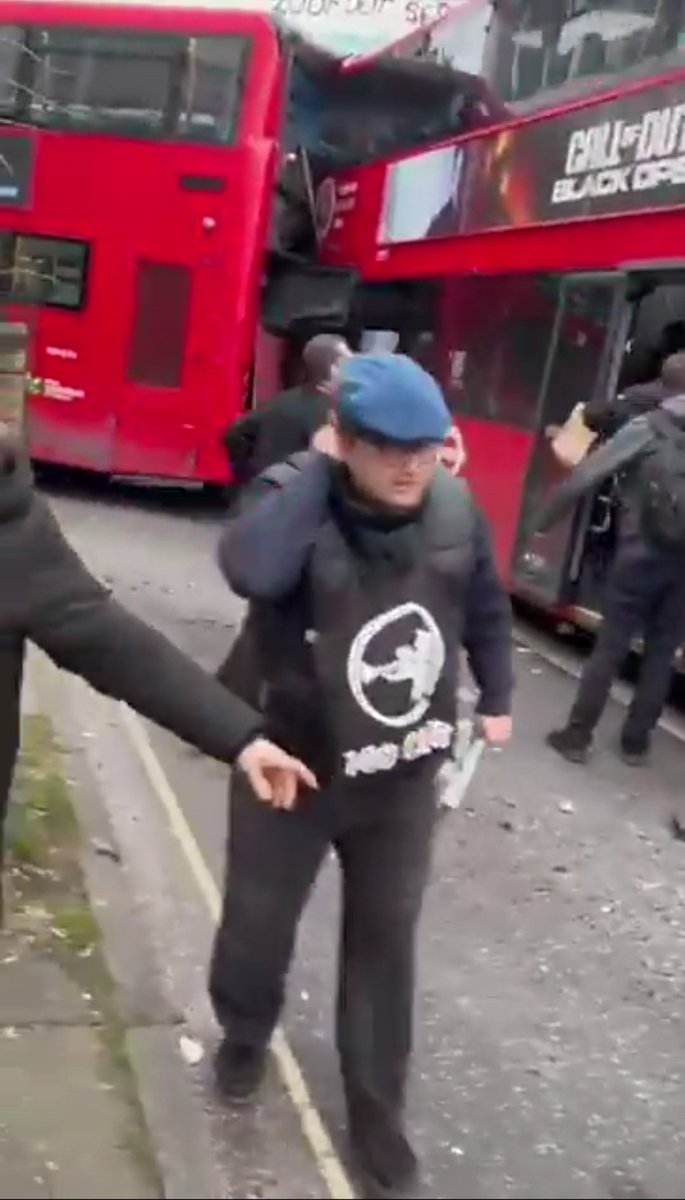 GaryMor08345199's tweet photo. @andrewfruity @TfL #CompoFace
Bruv getting his evidence on camera https://t.co/atJtfO3gPG