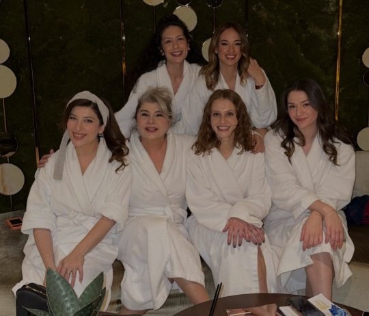 universitenin ilk haftasi hic ayrilmayacagimizi dusundugum arkadas grubum