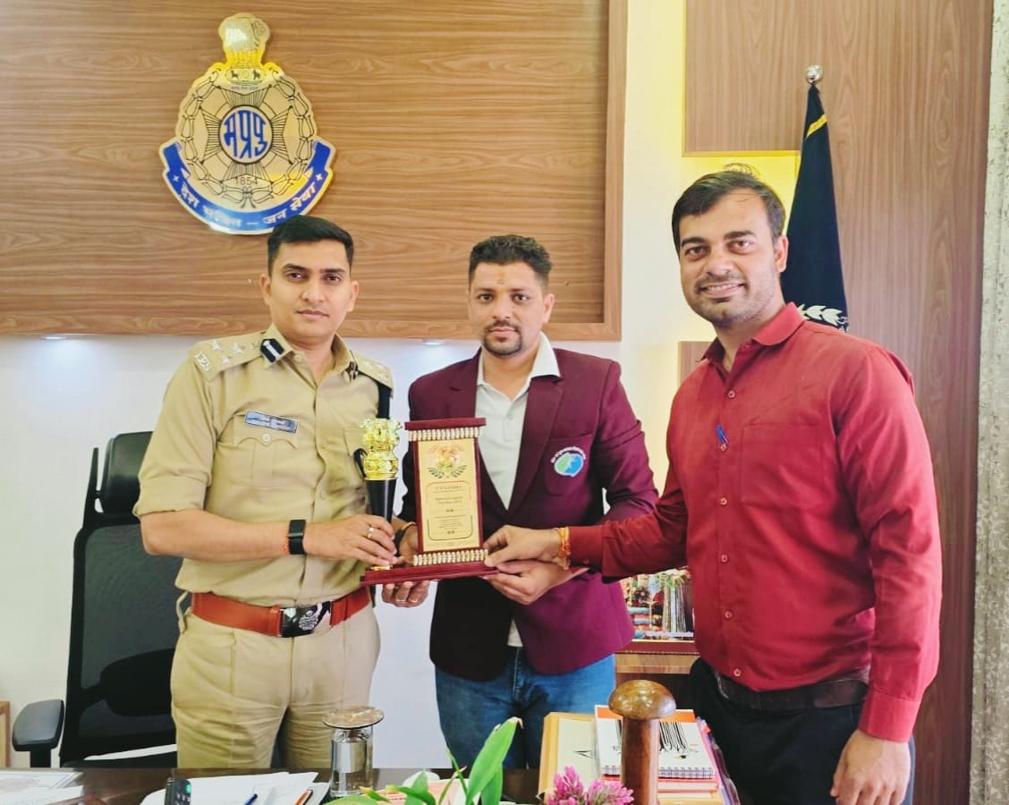 PROJSDhar's tweet image. 🏆 राष्ट्रीय गौरव

मार्शल आर्ट्स व सामाजिक जागरूकता में उत्कृष्ट योगदान पर धार के अंतरराष्ट्रीय खिलाड़ी डॉ. विशाल कैलाश दामके को राजस्थान इंटरनेशनल सेंटर में राष्ट्रीय गौरव पुरस्कार से सम्मानित किया गया।

#धार #राष्ट्रीय_गौरव #SelfDefence #MPGov