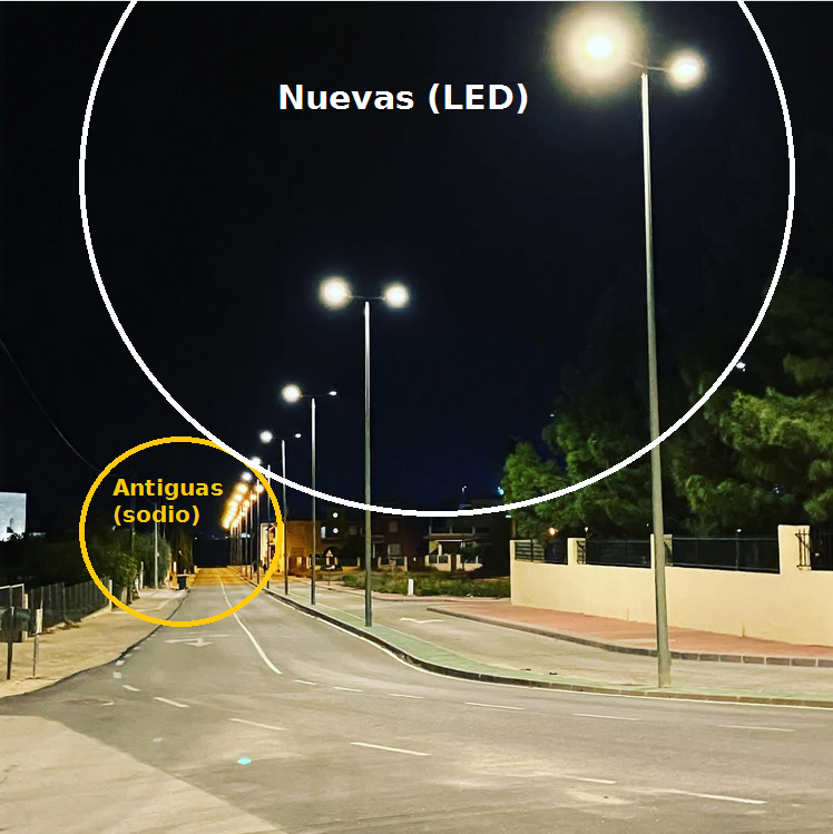 Casi 900.000 Eur para reemplazar más de 2.000 luminarias en Abarán. Proyecto financiado por <a href="/IDAEenergia/">IDAE</a> 

abaran.es/reforma-del-al…

En la imagen, calle de Hoya del Campo (El Chinarral) donde pueden verse los modelos antiguos vs los nuevos.