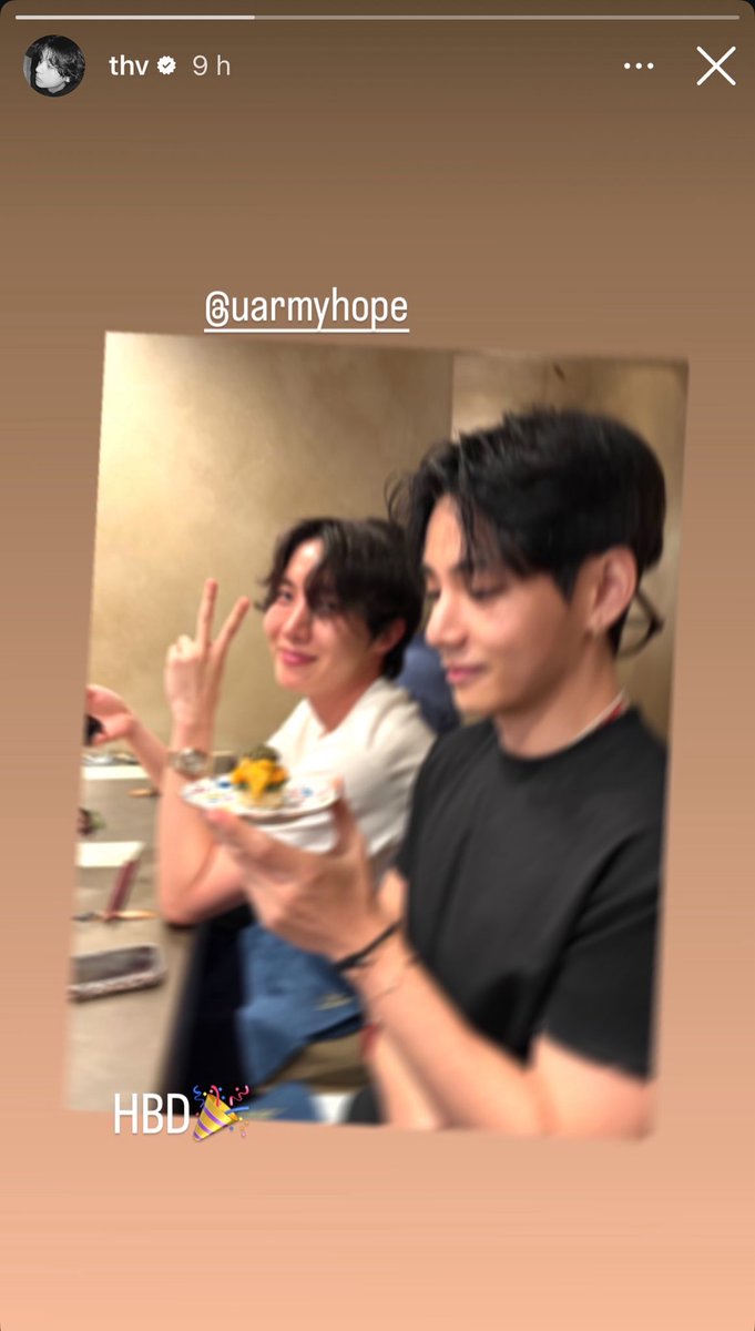 IG — O taehyung deu os parabéns ao hobi no seu story 🤍