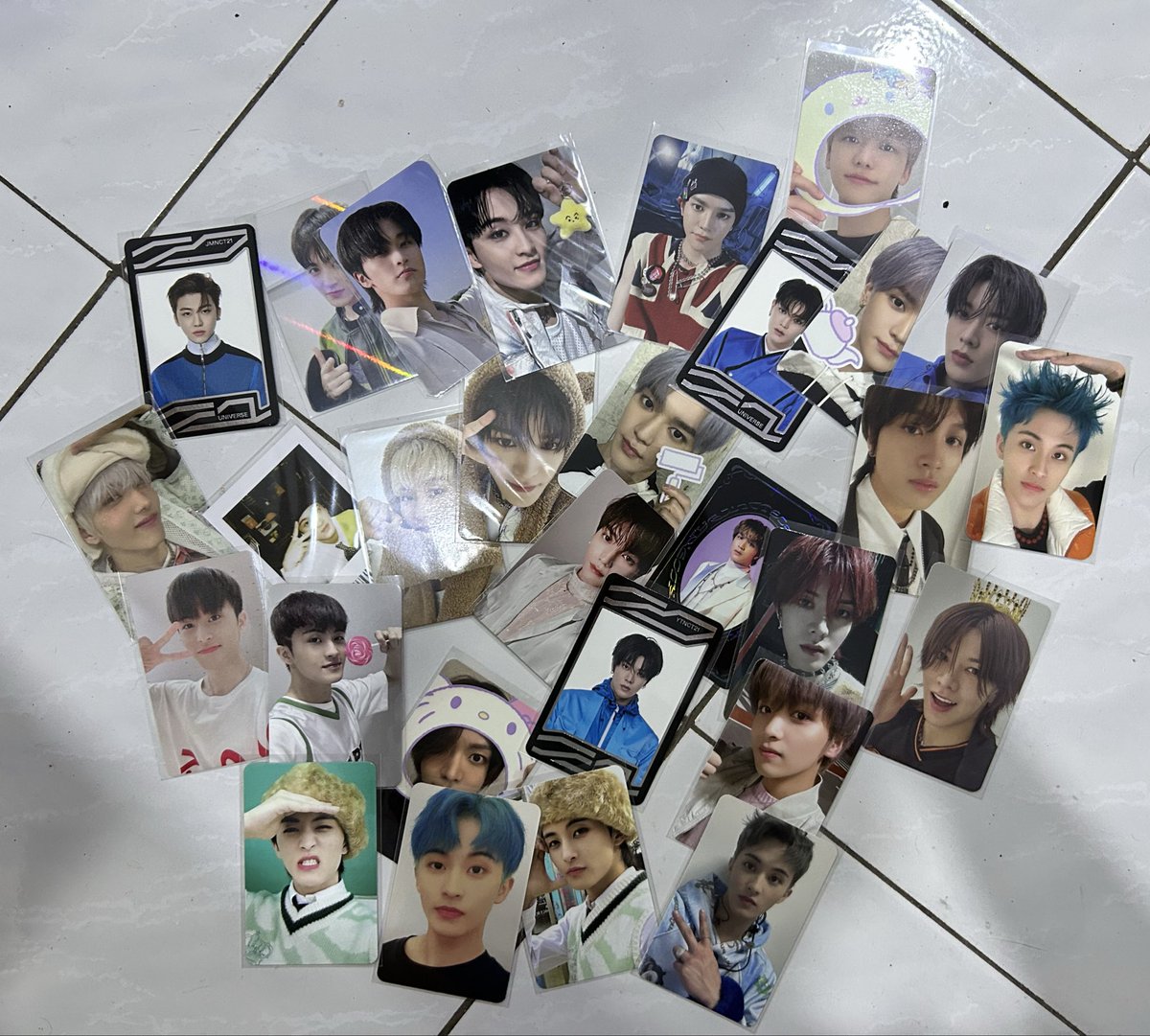 itsnblh's tweet photo. hi guys i nak buat interest check! 

anyone interested nak beli? most probably i akan letak the price around rm5 to rm10 exclude postage

help me to clear these photocards since i dah stop collect photocards 🥺🙏🏻

#pasarnct #pasarnctmy #pasarseventeen #pasarsvt #pasarexo https://t.co/2vgk2UTmEa