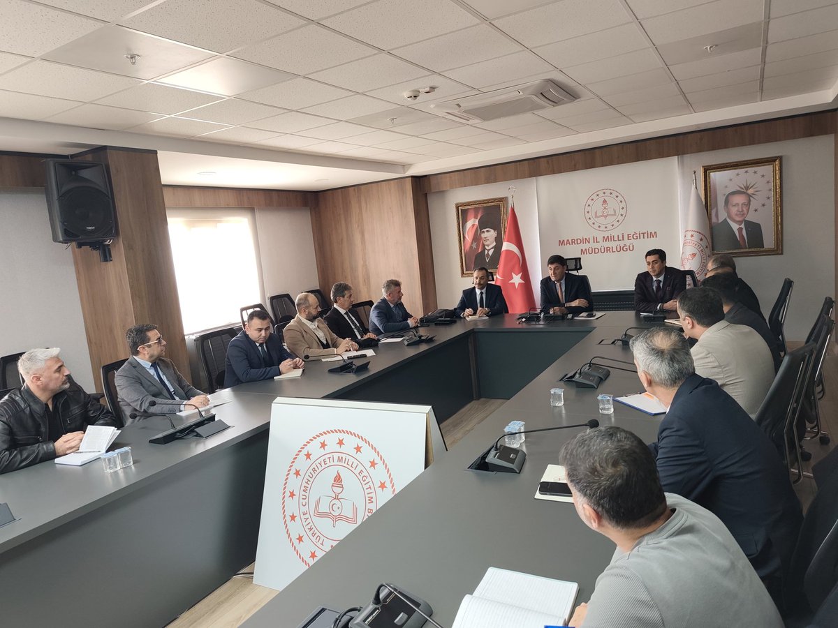 mardinilmem's tweet photo. Öğrencilerimizin daha sağlıklı ve güvenli ortamlarda eğitim görmelerini sağlamak amacıyla düzenlenen İş Sağlığı ve Güvenliği (İSG) Koordinasyon Toplantısı; İl Millî Eğitim Müdürümüz Sayın Ali Eyyüpkoca başkanlığında, İl Millî Eğitim Müdür Yardımcısı ve İşveren Vekili Mahmut Akan, İl İSG Birim Yetkilisi Umran Efe ile 10 ilçe millî eğitim müdürlüğümüzün işveren vekilleri ve iş güvenliği uzmanlarının katılımıyla gerçekleştirildi.
Toplantıda; okullarımızdaki riskler, hijyen uygulamaları, laboratuvar ve atölye güvenliği ile acil durum hazırlıkları ele alınarak kurumlar arası koordinasyonun güçlendirilmesi kararlaştırıldı.

👉🏻 https://t.co/UoCoH4dk0d

@tcmeb 
@Yusuf__Tekin 
@tuncay_akkoyun 
@ali_eyyupkoca