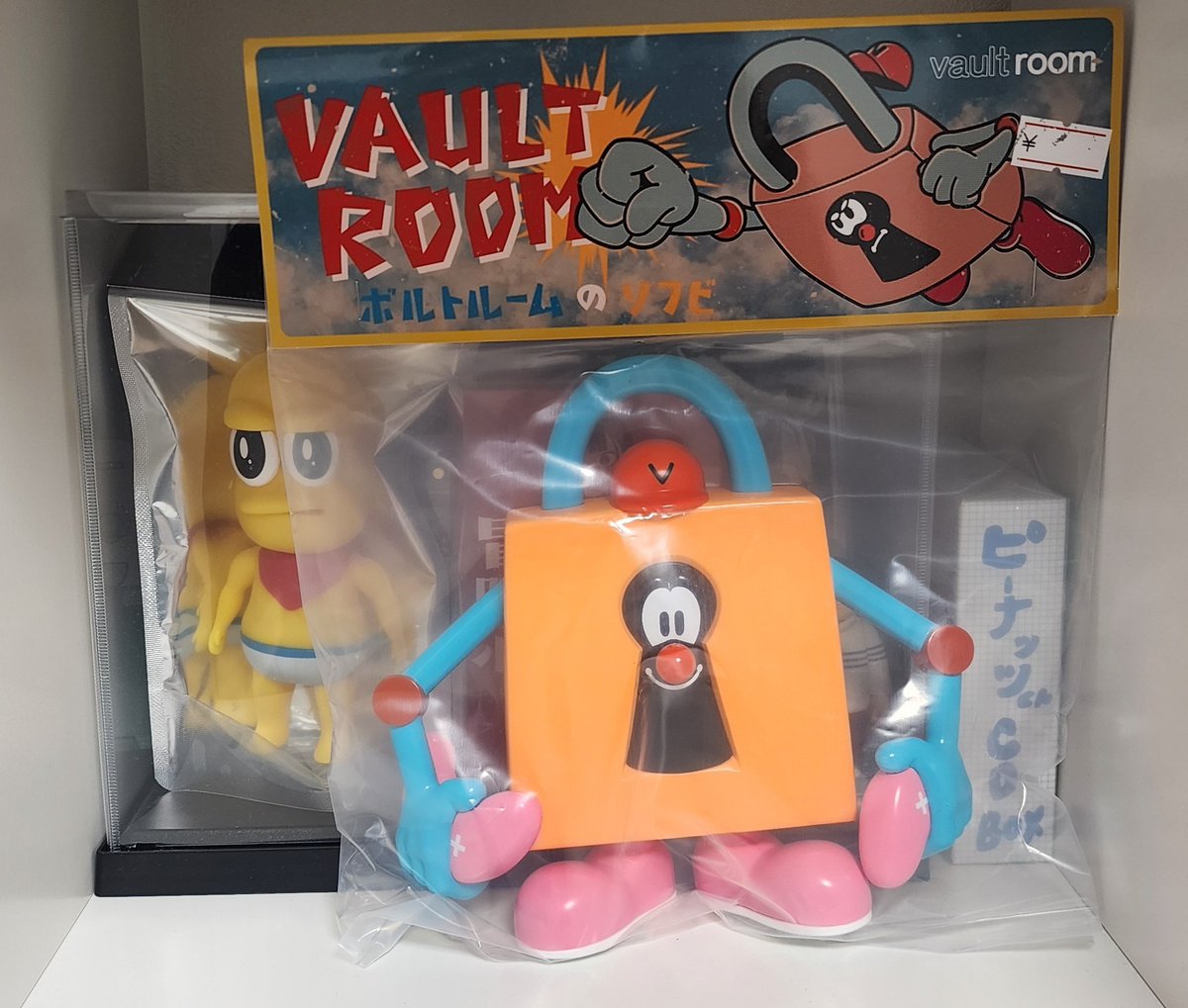 Vaultroom のソフビ届いたので、#ピーナッツくん のソフビと並べたけど