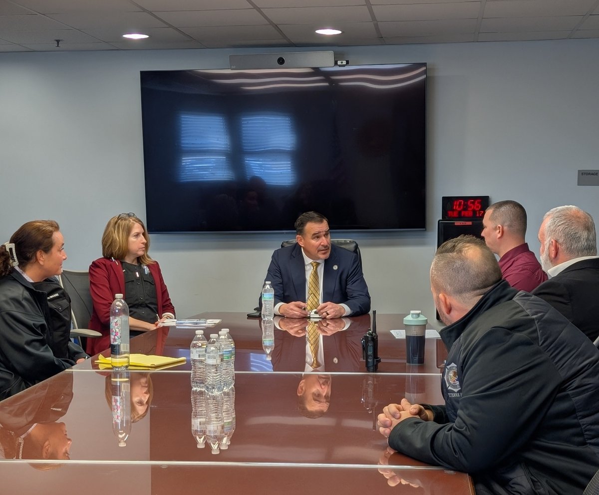 OfficialFBOP's tweet image. Yesterday, @BOPDepDirector Smith spent time on the ground at #FCCPetersburg to talk through the growing challenges with severe infrastructure issues, staffing shortages, substance abuse, and contraband introduction. #TakingAction