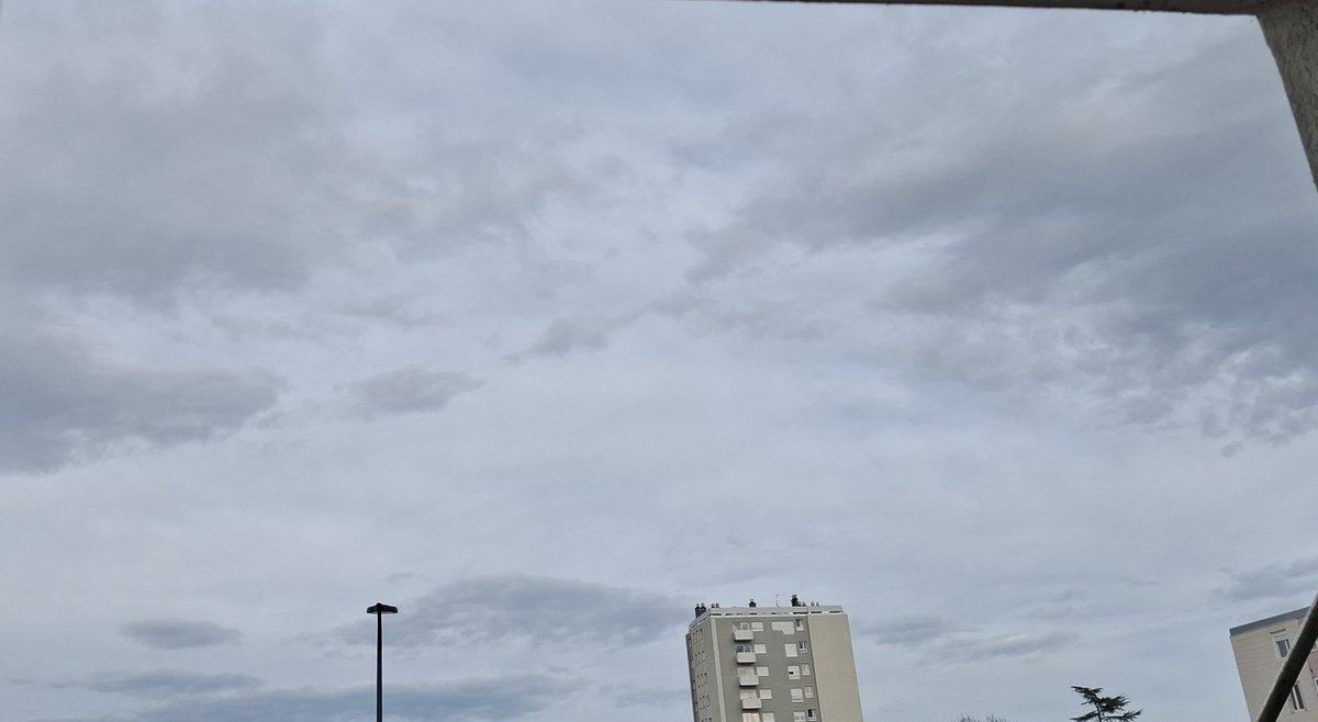 <a href="/MWidcoq/">MARILYN JOHNSON</a> <a href="/ChristalRoche/">Christal de Roche</a> <a href="/AssoClimatoReal/">Association des Climato-Réalistes</a> Chez moi, ce matin et cet après-midi, dans le sud-ouest.

Il aurait dû faire méga beau...

#Chemtrails