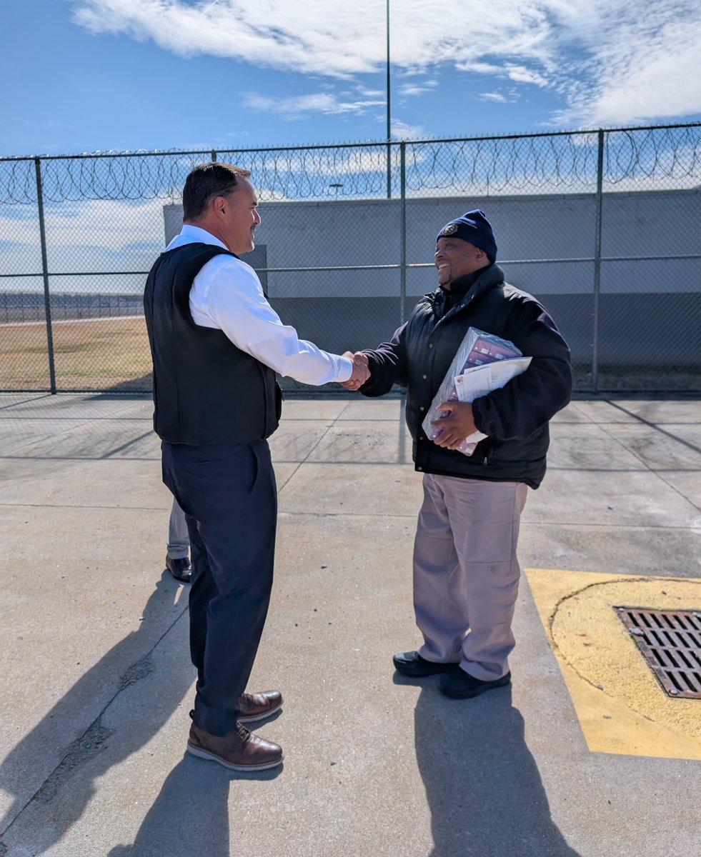 OfficialFBOP's tweet image. Yesterday, @BOPDepDirector Smith spent time on the ground at #FCCPetersburg to talk through the growing challenges with severe infrastructure issues, staffing shortages, substance abuse, and contraband introduction. #TakingAction