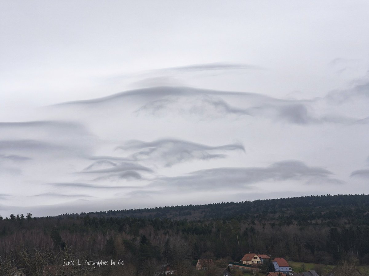 SabineL67's tweet photo. Des superciliums ? Nuages en forme de sourcils ? Ils étaient éphémères en début d'après-midi, juste avant l'arrivée de l'épisode neigeux !!
📷 #Birkenwald (67) 

#Météo #Météo67 #supercilium https://t.co/kT1nKdcXe7
