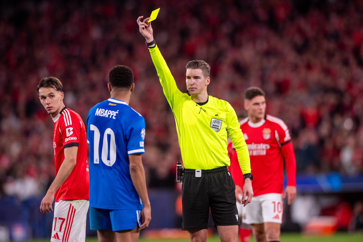 _BeFootball's tweet image. 🚨🚨 𝗝𝗢𝗦𝗘 𝗠𝗢𝗨𝗥𝗜𝗡𝗛𝗢 🇵🇹 𝗔𝗖𝗖𝗨𝗦𝗘 𝗙𝗥𝗔𝗡𝗖̧𝗢𝗜𝗦 𝗟𝗘𝗧𝗘𝗫𝗜𝗘𝗥 🇫🇷 𝗗’𝗨𝗡 𝗧𝗥𝗔𝗜𝗧𝗘𝗠𝗘𝗡𝗧 𝗗𝗘 𝗙𝗔𝗩𝗘𝗨𝗥 𝗣𝗢𝗨𝗥 𝗟𝗘 𝗥𝗘𝗔𝗟 𝗠𝗔𝗗𝗥𝗜𝗗 🤯❌

« Il n’y a rien à expliquer. 𝗩𝗼𝘂𝘀 𝘀𝗮𝘃𝗲𝘇, 𝗷’𝗮𝗶 𝗽𝗹𝘂𝘀 𝗱𝗲 𝟭.𝟰𝟬𝟬 𝗺𝗮𝘁𝗰𝗵𝘀 𝗮𝘂