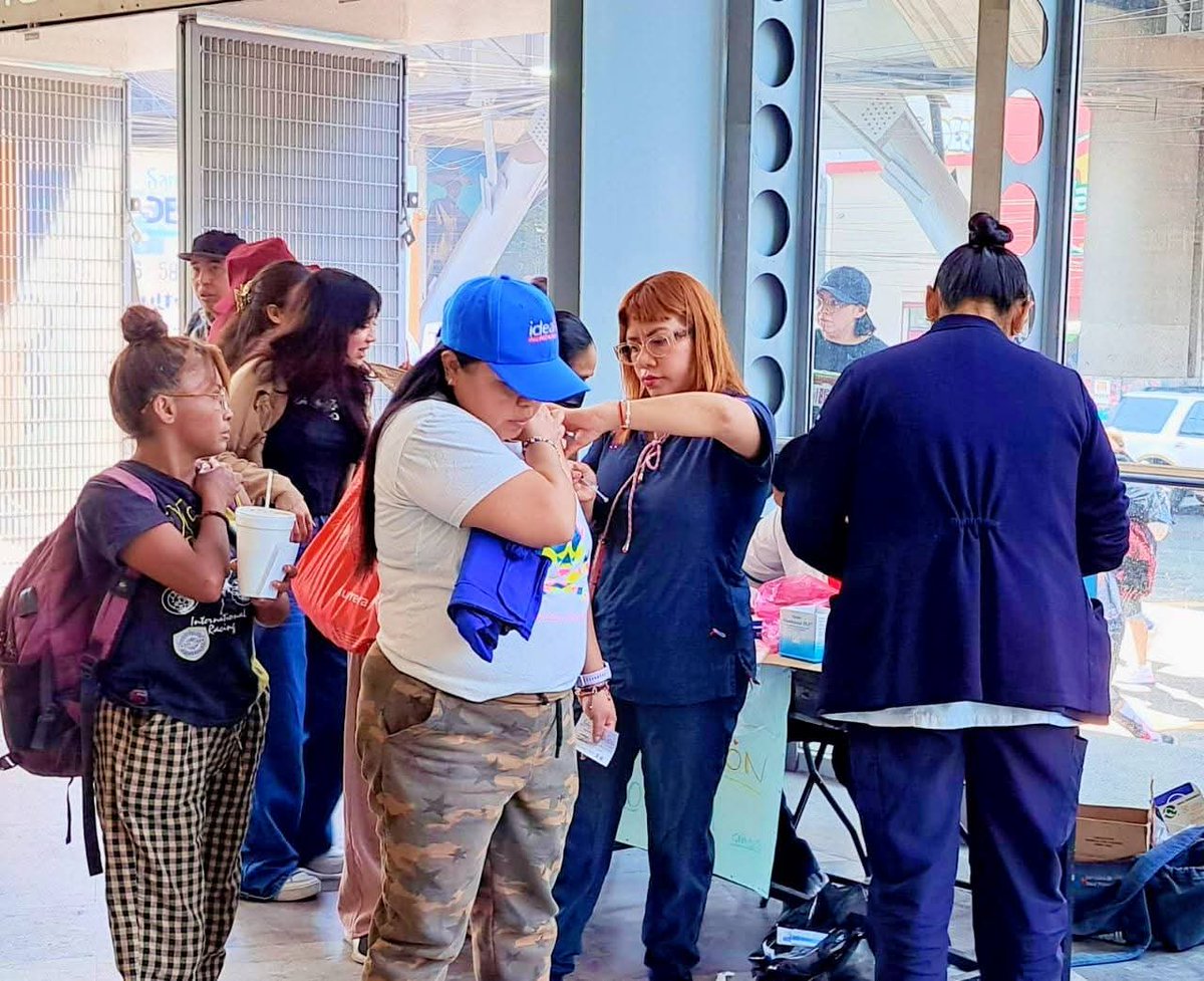 GobiernoTlahuac's tweet photo. 💉En #Tláhuac, acude a vacunarte gratuitamente contra el #Sarampión| Si tienes de 10 a 49 años, la @SSaludCdMx, te espera a partir de las 9 a 14 h. ⏰️en 👇
✅️Bosque de Tláhuac,  Av. La Turba, Col. M. Hidalgo
✅️Quiosco de San Pedro Tláhuac 
🚇Estación del Metro #Nopalera. https://t.co/8flPwZPnP1