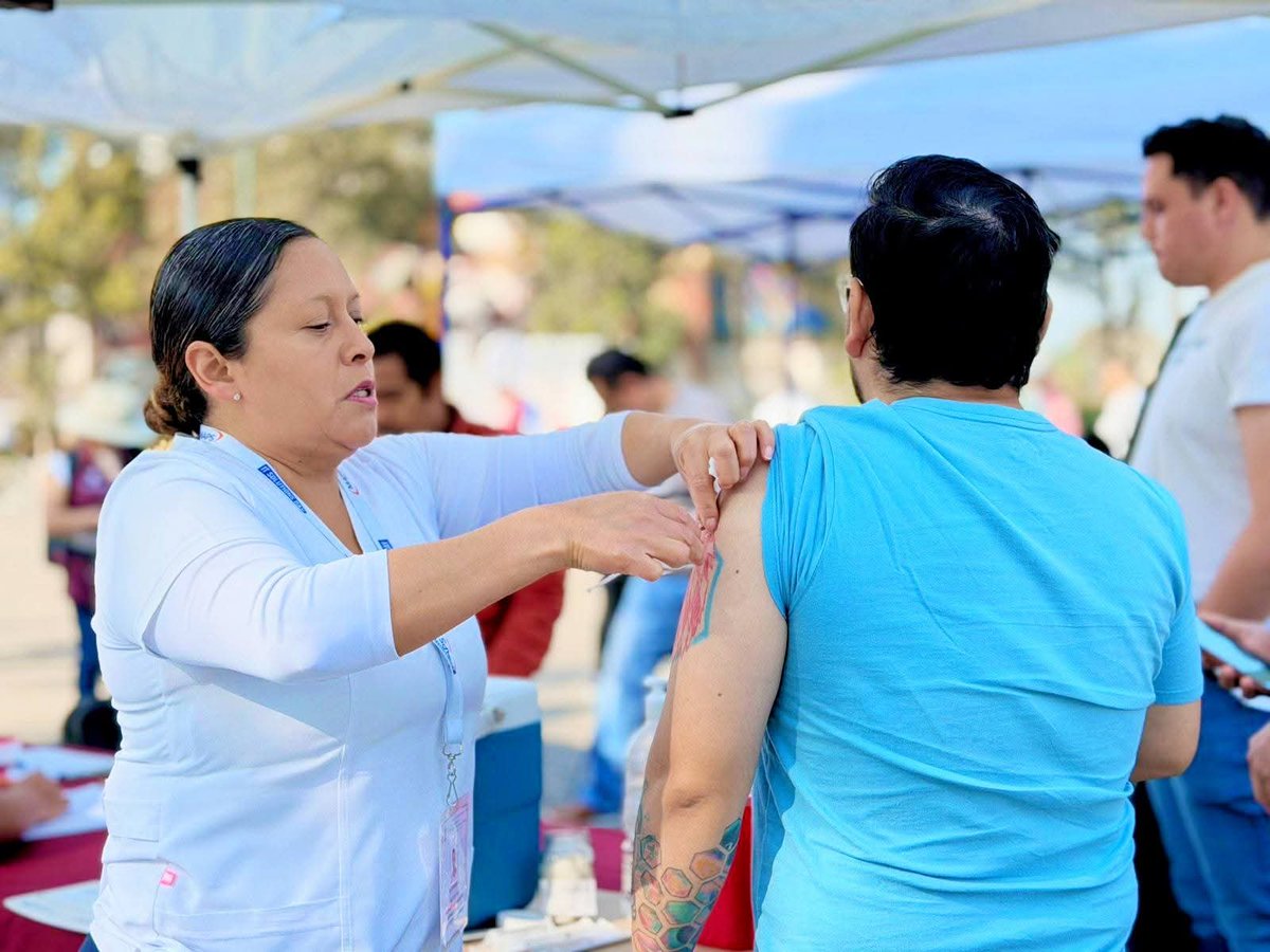 GobiernoTlahuac's tweet photo. 💉En #Tláhuac, acude a vacunarte gratuitamente contra el #Sarampión| Si tienes de 10 a 49 años, la @SSaludCdMx, te espera a partir de las 9 a 14 h. ⏰️en 👇
✅️Bosque de Tláhuac,  Av. La Turba, Col. M. Hidalgo
✅️Quiosco de San Pedro Tláhuac 
🚇Estación del Metro #Nopalera. https://t.co/8flPwZPnP1