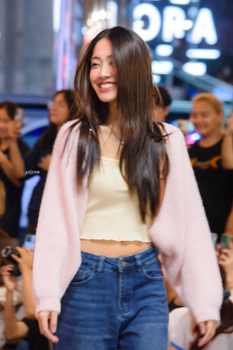 หวานกว่าอมยิ้มทุกเม็ดบนโลก 🍭🐱

#Mind4EVE 
#Flex1045x4EVEGirlsLikeMe