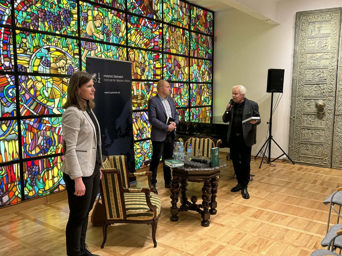 📚 Spotkanie właśnie się rozpoczęło!

W Muzeum Ziemi Lubuskiej w Zielonej Górze trwa spotkanie z Małgorzatą Bukiel – autorką książki "Teren nieznany, kraj niewielki. Dyskurs(y) o Ziemi Lubuskiej 1945–1999".

Rozmawiamy o książce oraz o tym, jak powstają regionalne narracje