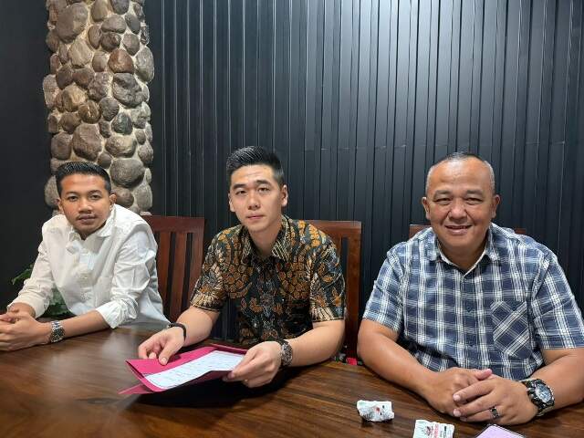 infosurabaya's tweet photo. Kuasa Hukum Subandi Laporkan Suami Wabup Sidoarjo soal Tiga SHM

Polemik hukum antara Bupati Sidoarjo Subandi dan Rahmat Muhajirin kian memanas. Setelah dilaporkan terkait dugaan penipuan investasi

Selengkapnya 
https://t.co/Wk1h3g6Upl

#WabupSidoarjo #Subandi #wabup #sidoarjo https://t.co/DXkeP3gAC1