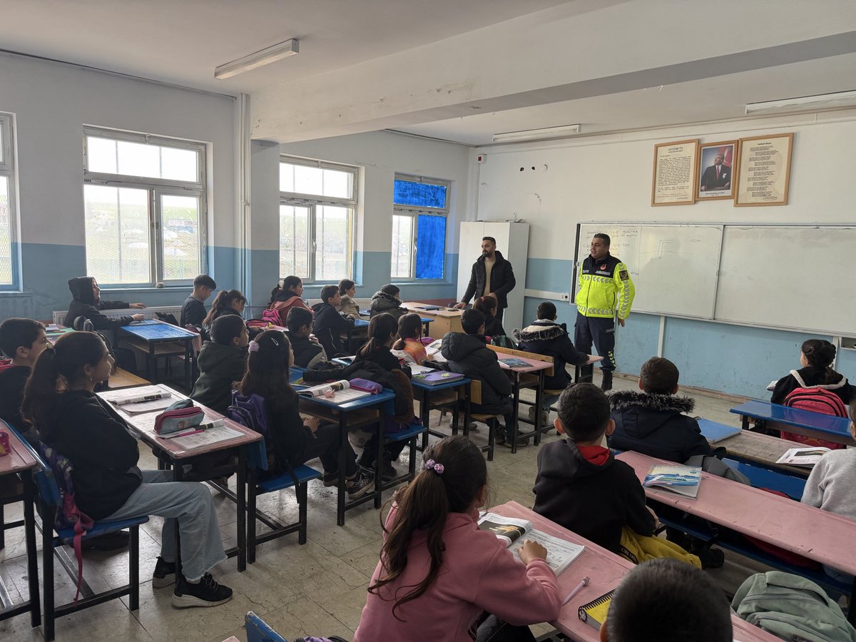 Jandarma Trafik ekiplerimiz, öğrencilerimize trafik kuralları ve güvenli yol kullanımı konusunda bilinçlendirici bir eğitim verdi. 🚦

Çocuklarımızın güvenliği için emek veren kıymetli ekiplerimize teşekkür ederiz. <a href="/vali_zorluoglu/">Murat Zorluoğlu</a> <a href="/sadoglu_salih/">Salih Sadoğlu</a> <a href="/ErnezDemir/">Demir Ernez</a> <a href="/SurMilliEgitim/">Sur İlçe Milli Eğitim Müdürlüğü</a>
