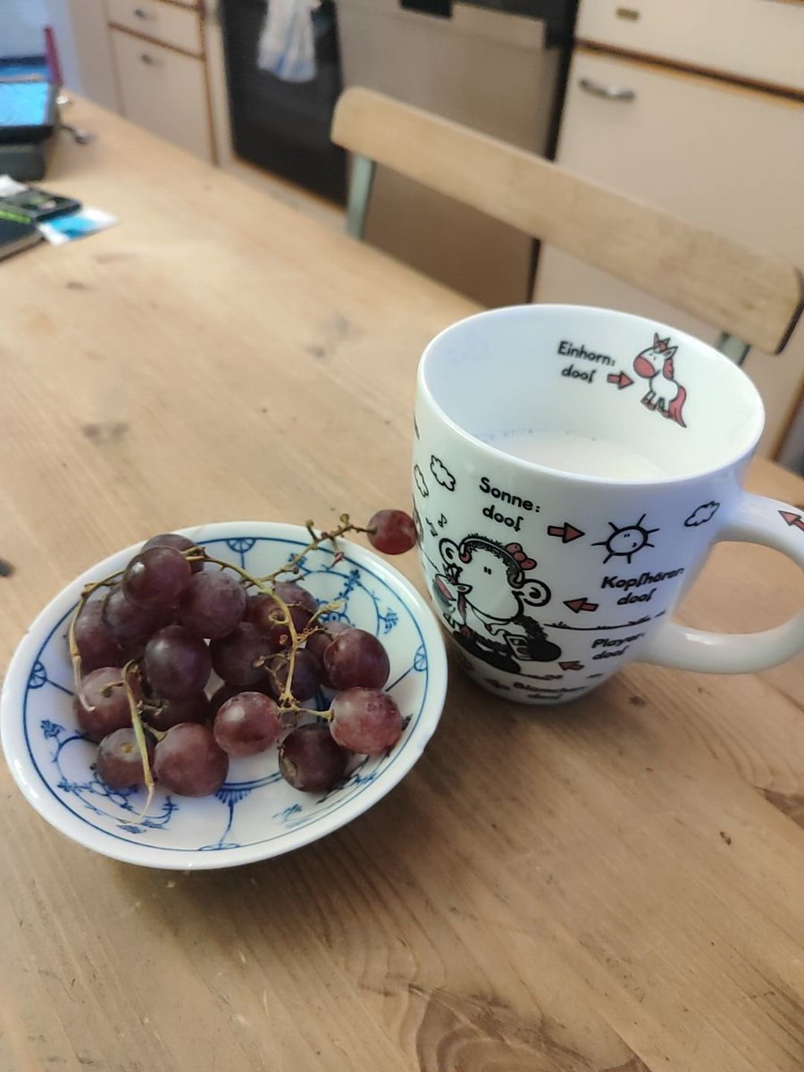 Oomf hat mir Milch und Trauben rausgestellt, aus Mangel an Datteln.
Fühle mich hart aprecciated.