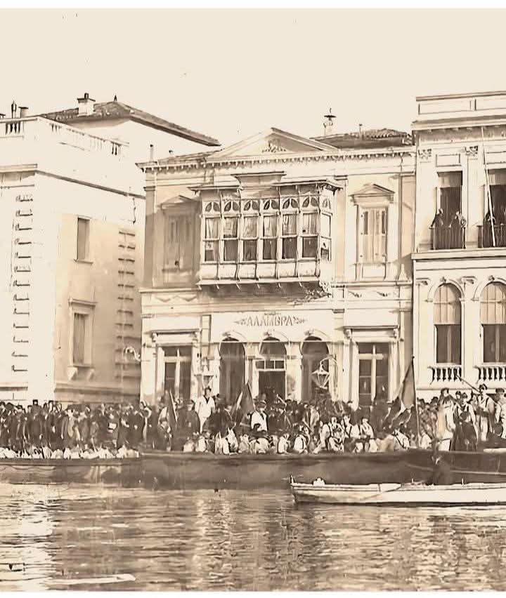 zoemertika's tweet photo. Το καφέ Αλάμπρα στην προκυμαία της Σμύρνης, αρχές του 1900

📷 Mehmet Bir https://t.co/WF76J4cjDa