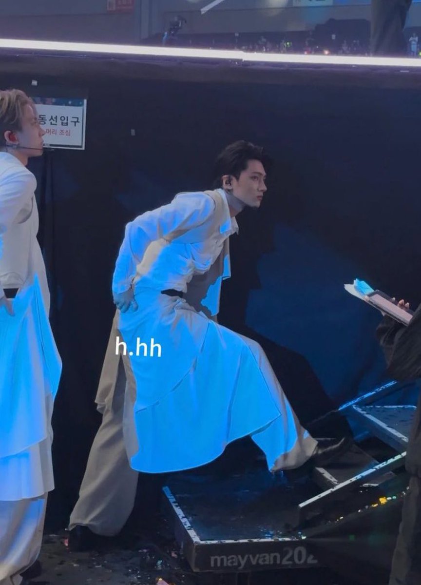 จงซองคือหล่อแบบไม่มีอยู่จริง หน้าคม สันกรามชัด จมูกชัด สูง หุ่นลีน ขายาว ขอโทษที่เรียกเทอจ๋าว่าอ้วนมาตลอด เทอไม่ได้กลมๆสามขวบแล้ว เทอหล่อพร้อมเปนพ่อของคนทั้งประเทศด้วยซ้ำ ㅠㅠ