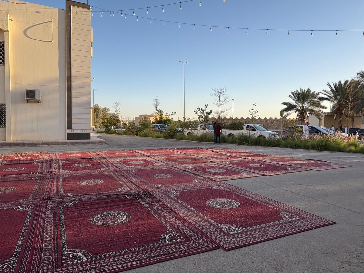 ضمن مبادراتها المجتمعية في شهر الخير.. بدأت #جمعية_الدرعية مبادرة إفطار صائم بجوار مقرها بالدرعية، والتي تمتد طيلة الشهر الفضيل، وذلك تعزيزًا لقيم التكافل، ومشاركةً لفرحة الشهر الفضيل مع الصائمين.

عطاءٌ بسيط في صورته… عظيمٌ في أثره 🤍
#إفطار_صائم #العمل_الخيري #شهر_العطاء