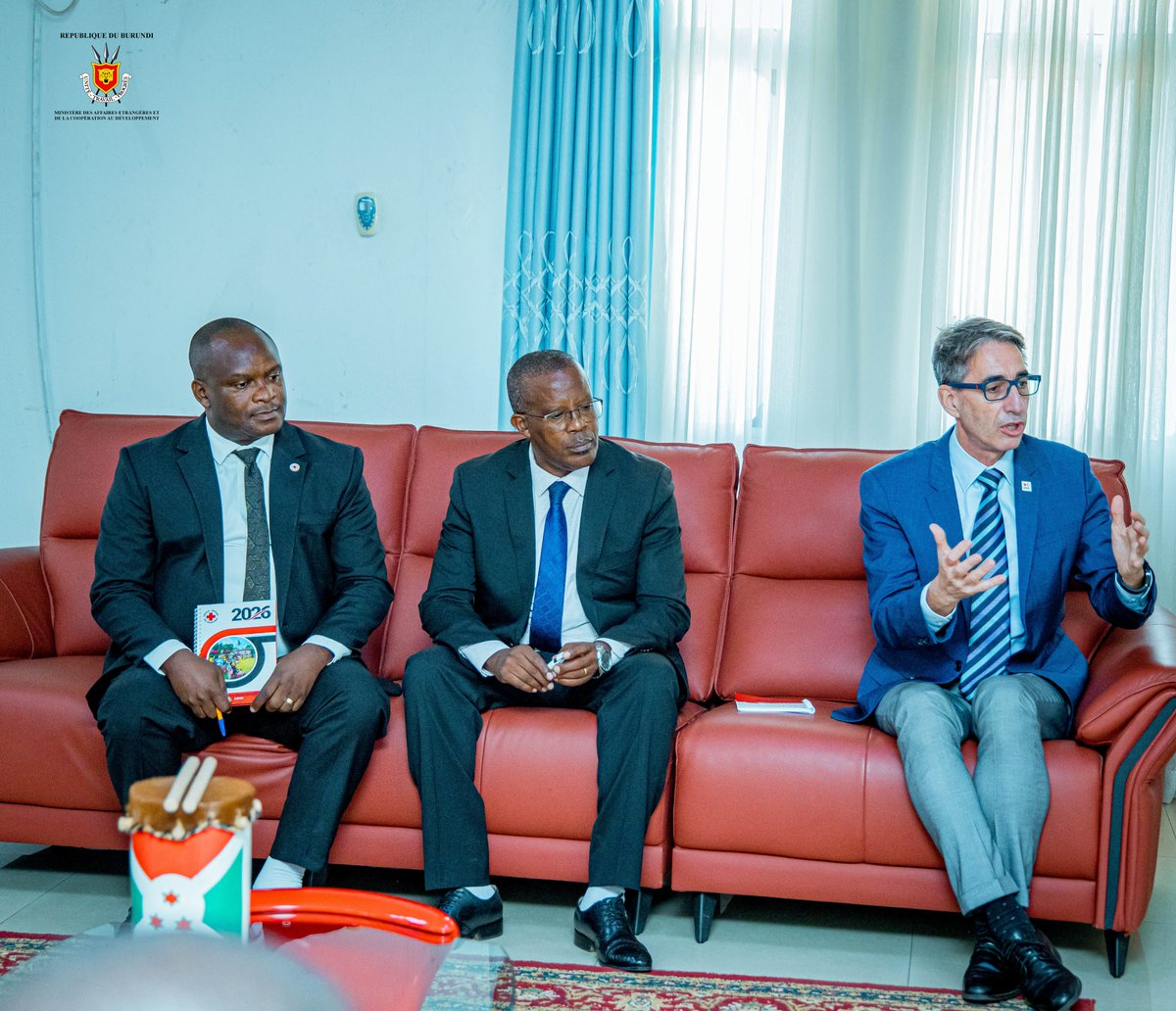 MAEBurundi's tweet photo. A cet effet, S.E le Ministre a rassuré la délégation que le Burundi ne ménagera aucun effort pour bien collaborer avec ses partenaires et que des facilites leur seront accordées tout en respectant les règles et normes du pays.
Pour la question relative à l’usage abusif de leur emblème, il l’a rassuré que cette question sera soumise aux services habilités pour traitement. @Edbiziman  @Sonitu6  @MBARUBUKEYESeve