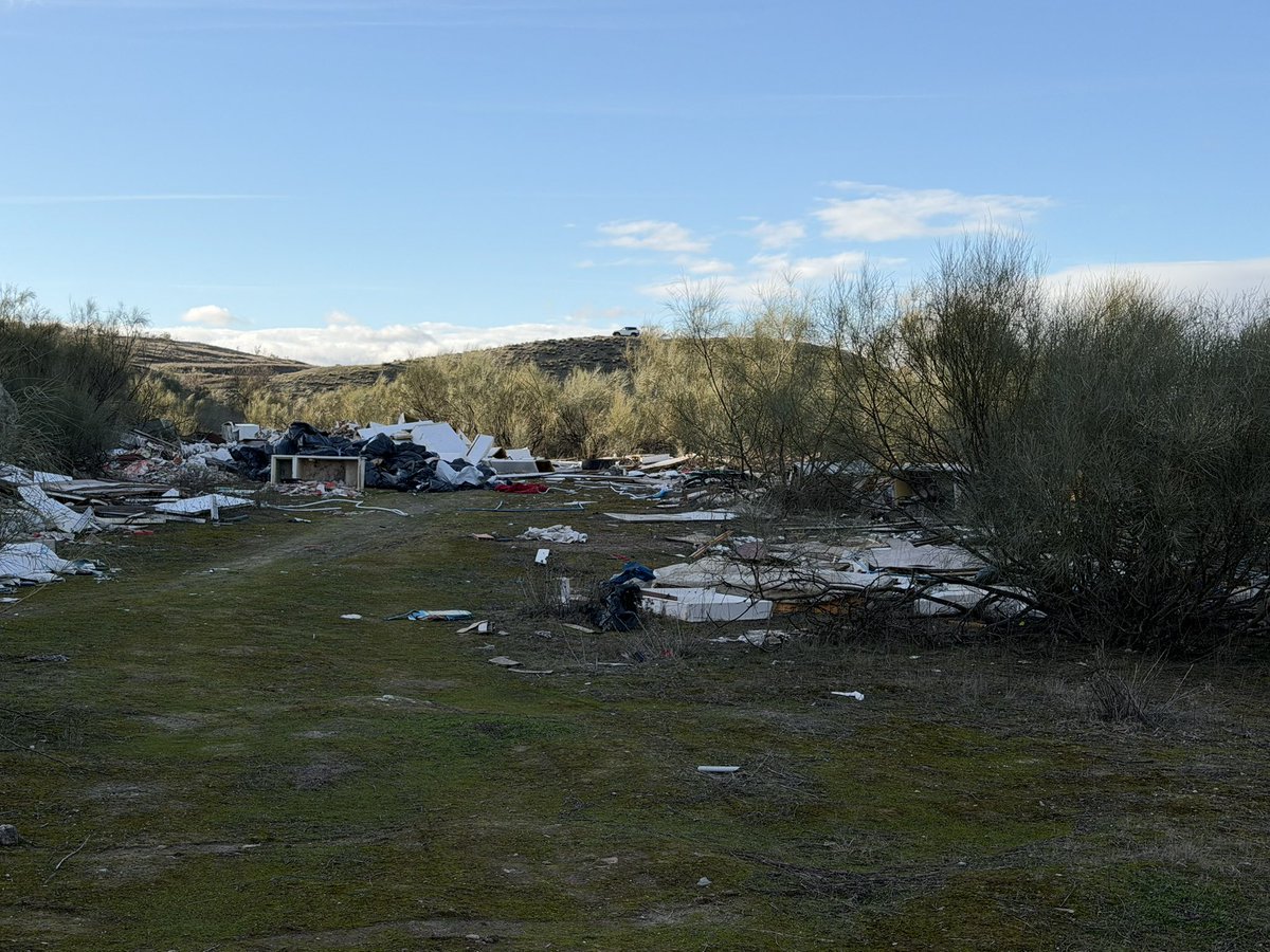angopemo's tweet photo. @Ayto_SFH esto es inadmisible. El cerro de San Fernando de Henares es víctima de tira indiscriminada de basura, escombros, electrodomésticos, etc. Los vecinos rogamos al ayuntamiento pongan fin este problema y sobre todo realicen una recogida masiva de basura en esta zona. https://t.co/K7uUidwJgP