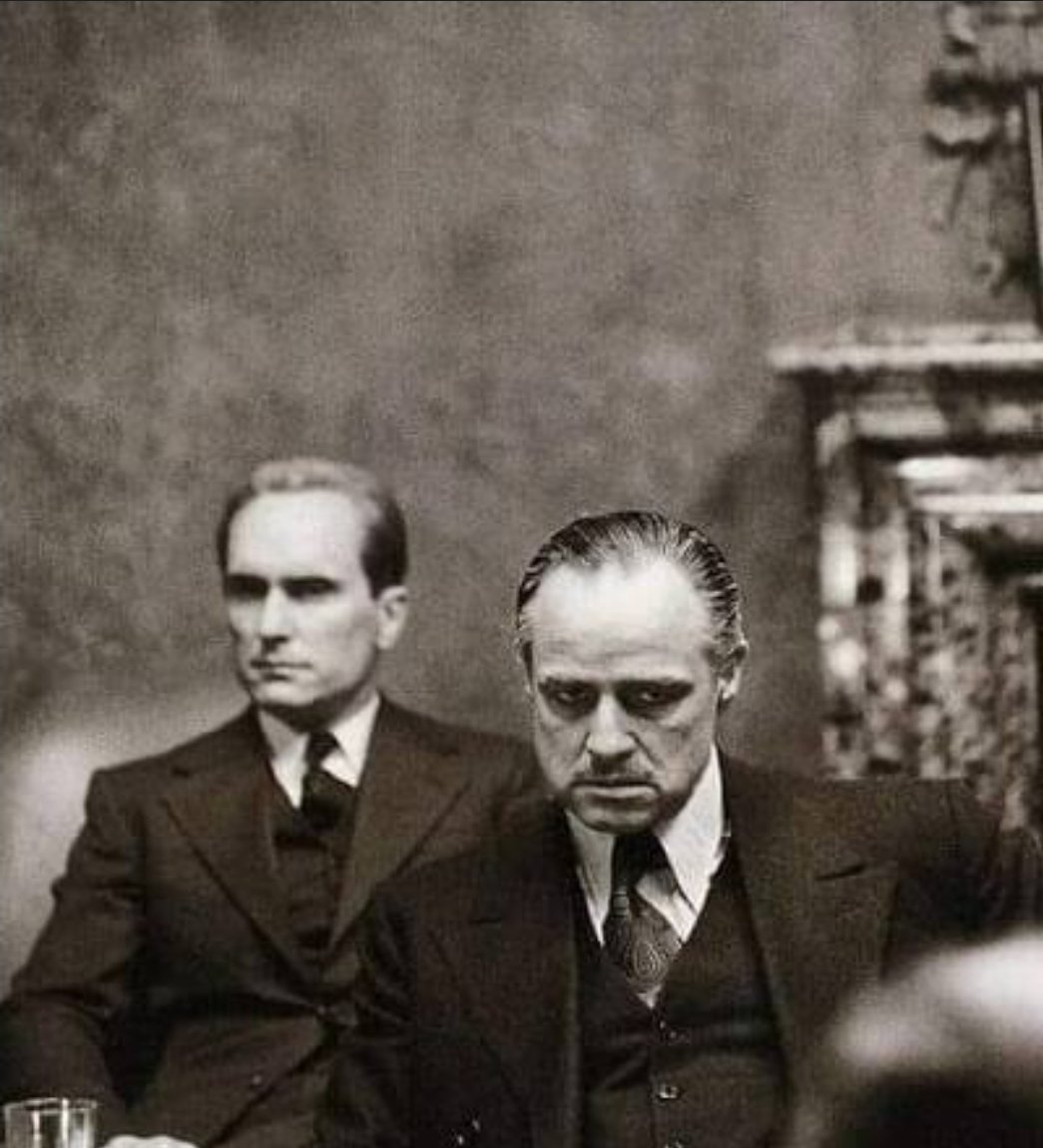 grenedar's tweet photo. En honor a Robert Duvall 🕊:

Tom Hagen es uno de los personajes más fascinantes de "El Padrino". Honor y respeto. Para mí, el mejor consigliere que tuvo Don Vito y mi personaje favorito de la saga. Como se ve en esta foto, siempre calculador en las sombras. https://t.co/ZfcbMSfaKB