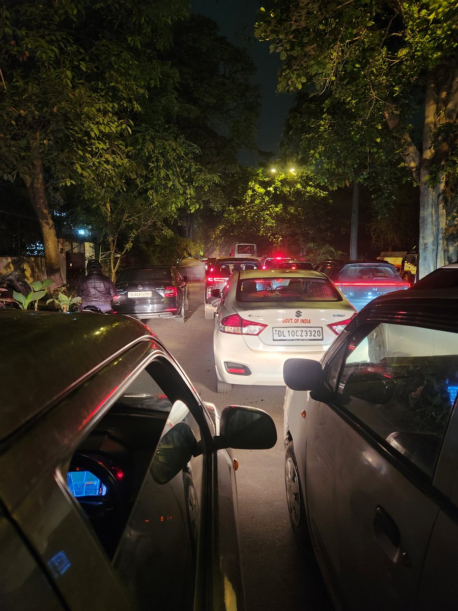 sunjayk5's tweet photo. @dtptraffic Major jam at Khan market, waiting for an hour. https://t.co/vbzjrftAVX