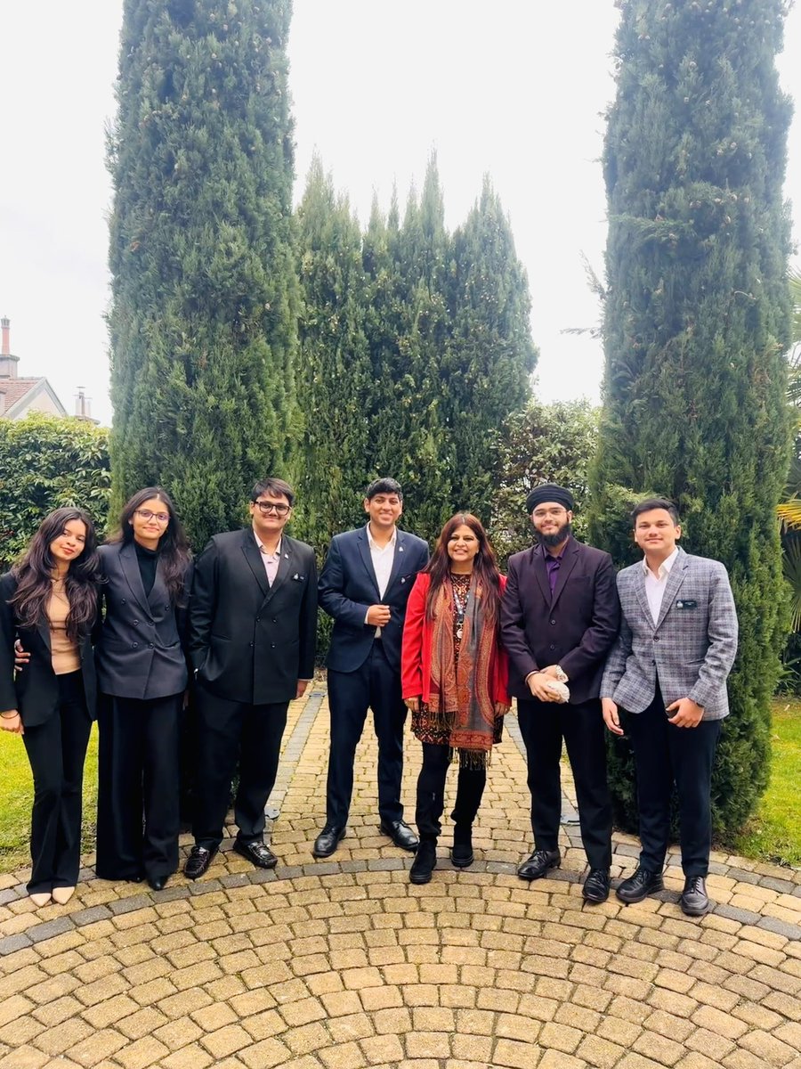 ruby_bakshi's tweet photo. Celebrating #Shivaratri with my students in #Switzerland 🙏 Har Har Mahadev https://t.co/ZrpIW9kkSD