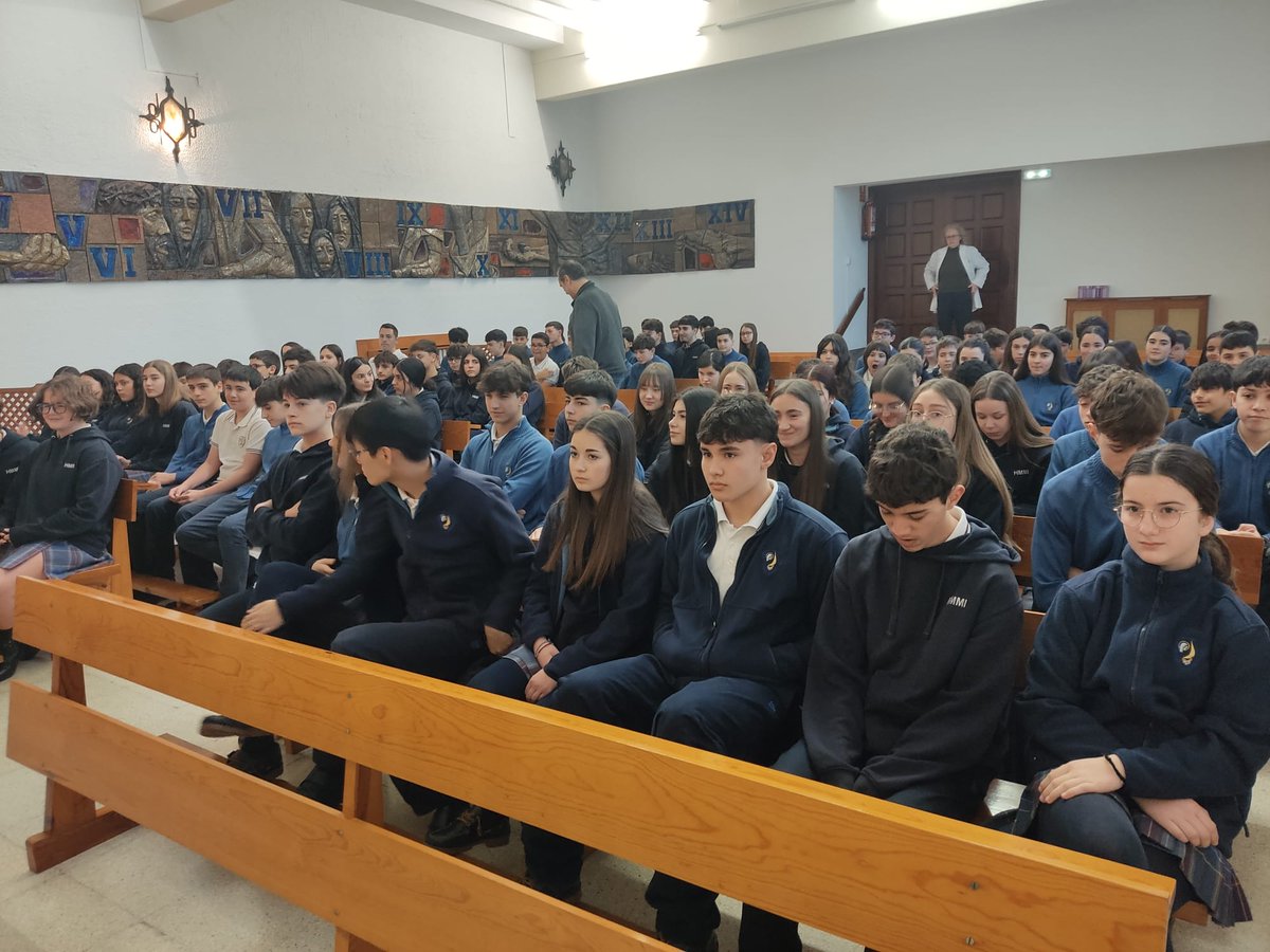 nscovadonga's tweet photo. Imposición de la Ceniza #secundaria #HMMI #colegionuestraseñoradecovadonga https://t.co/io5M6B150A