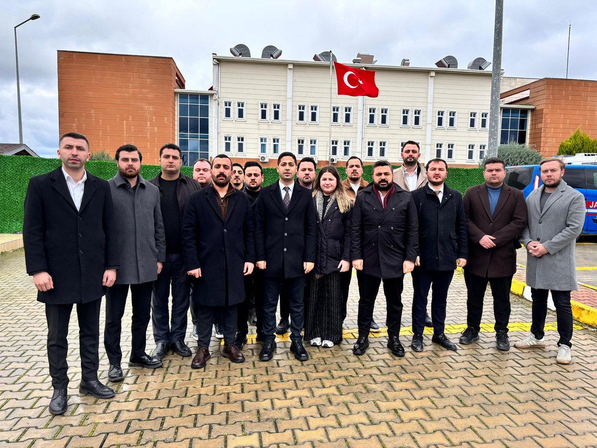 Marmara Bölge Sorumlumuz Hasan Bakmaz ve Gençlik Kolları Marmara Bölgesi İl Başkanlarımızla Silivri Zindanı'nda basın açıklamamızı gerçekleştirdik. Hiçbir baskı bizi yolumuzdan döndüremeyecek.

Kurtuluş yok tek başına! 
Ya hep beraber, ya hiçbirimiz!