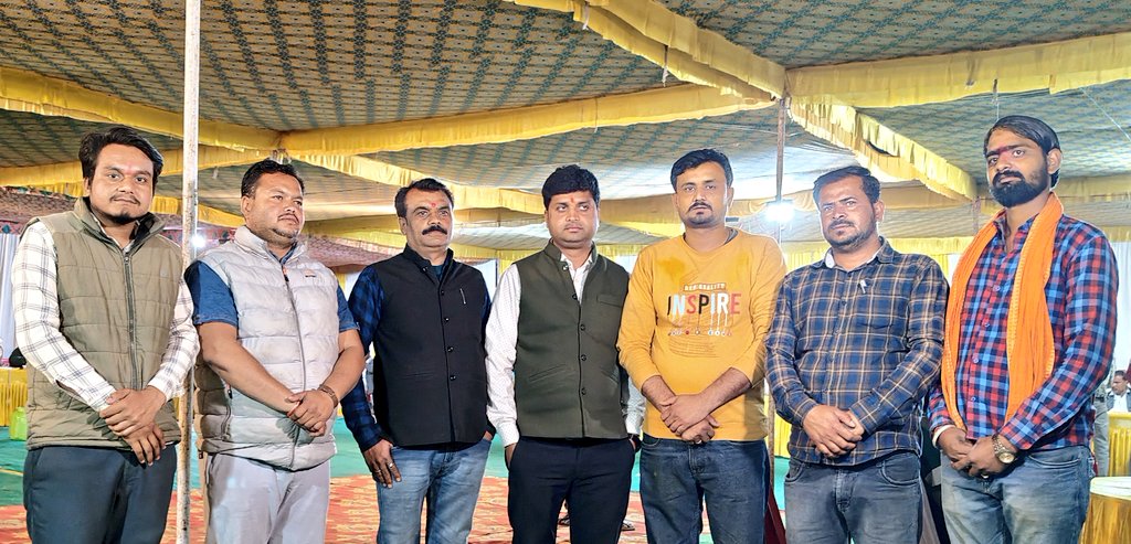 PrinceM46155115's tweet photo. बड़े भाई मोनू यादव जी के यहां मांगलिक कार्यक्रम में हरद्वार में बड़े भाइयों के साथ सम्मिलित हुआ !!
@ArvindPateriyaa https://t.co/KbbNtt3L4u