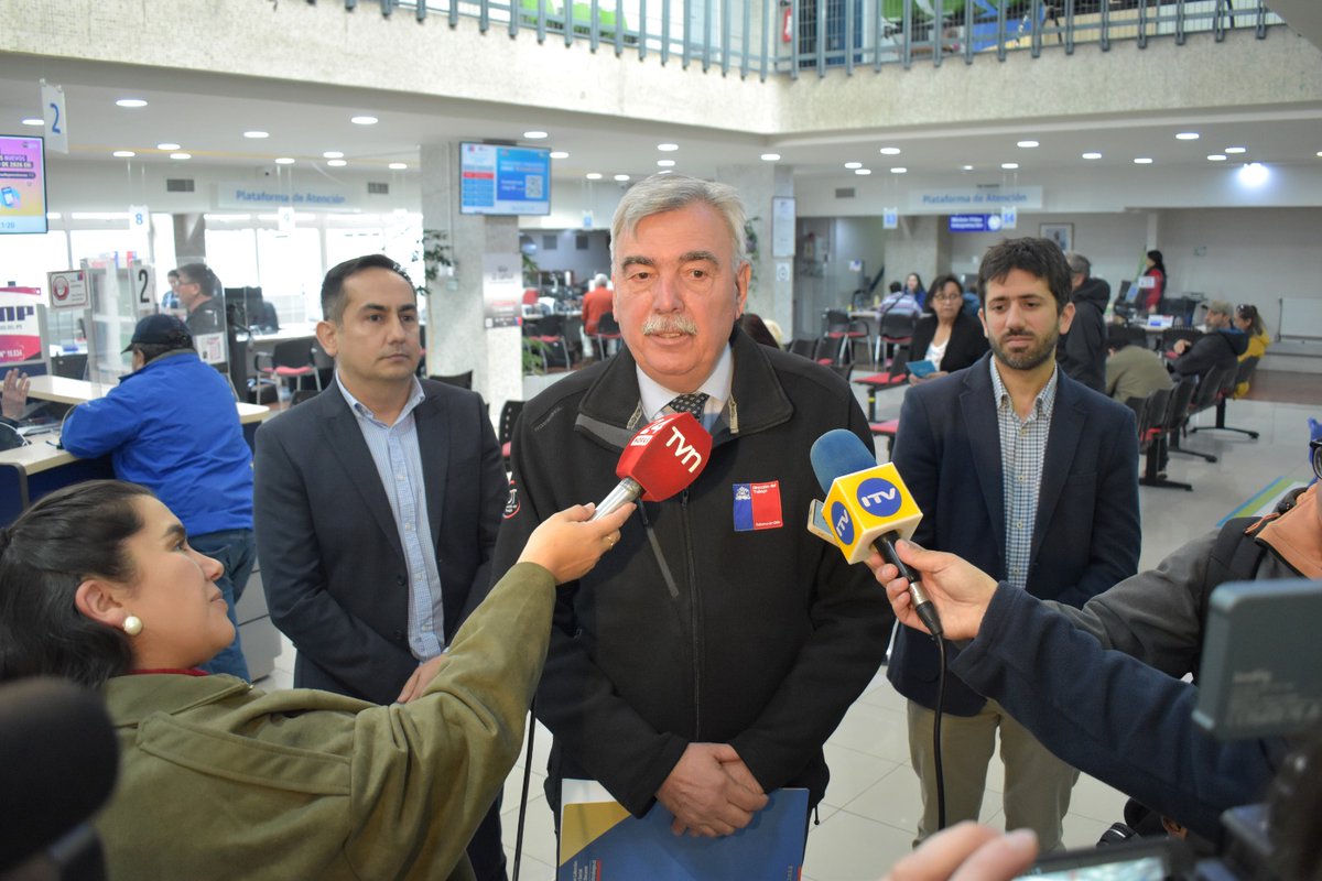Director Regional Carlo Gorziglia Sain, como Seremi del Trabajo y Previsión Social (S), en el comienzo del pago aporte familiar permanente, ex bono marzo, el día de hoy en las dependencias del I.P.S. Punta Arenas