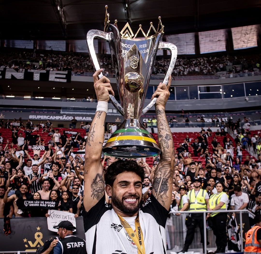 NJanfren's tweet photo. Coutinho saindo do Vasco porque se sentiu "injustiçado" com as críticas da torcida.

Ai eu olho pro Yuri Alberto onde: boa parte da torcida (eu me incluo) criticou, pediu a saida, a mídia bateu, virou piada nacional...

Mas ele suportou tudo e permaneceu até virar ídolo. FODA! https://t.co/5S389EB8RR