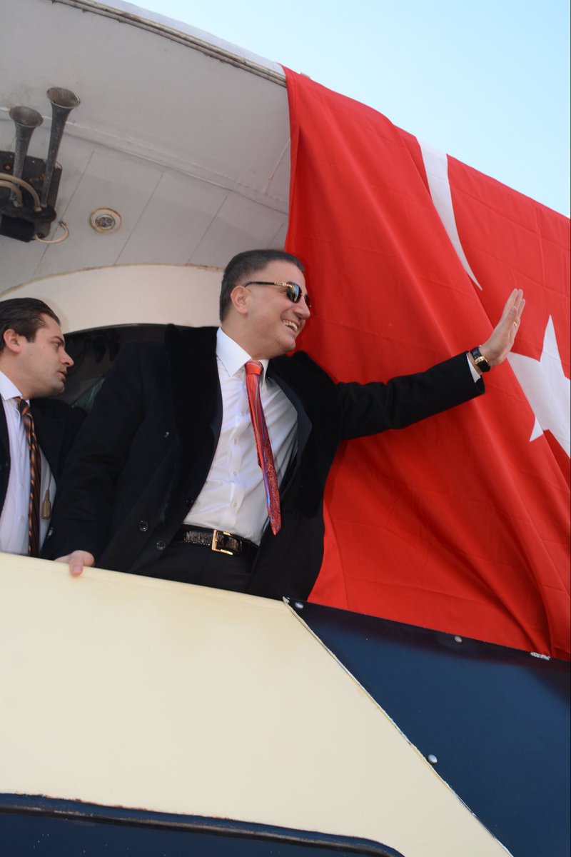 devpekerr's tweet photo. Kendi canlarına kıyan insanlar bile  geride bıraktıklarını gözü arkada kalmadan Reis Sedat Peker’e emanet ediyor. Güven kelimesinin sözlükteki anlamı  Sedat Peker’dir. Artık Sedat Peker’in dönmesi istek değil, mecburiyettir. @sedat_peker https://t.co/hXyT8nReDm