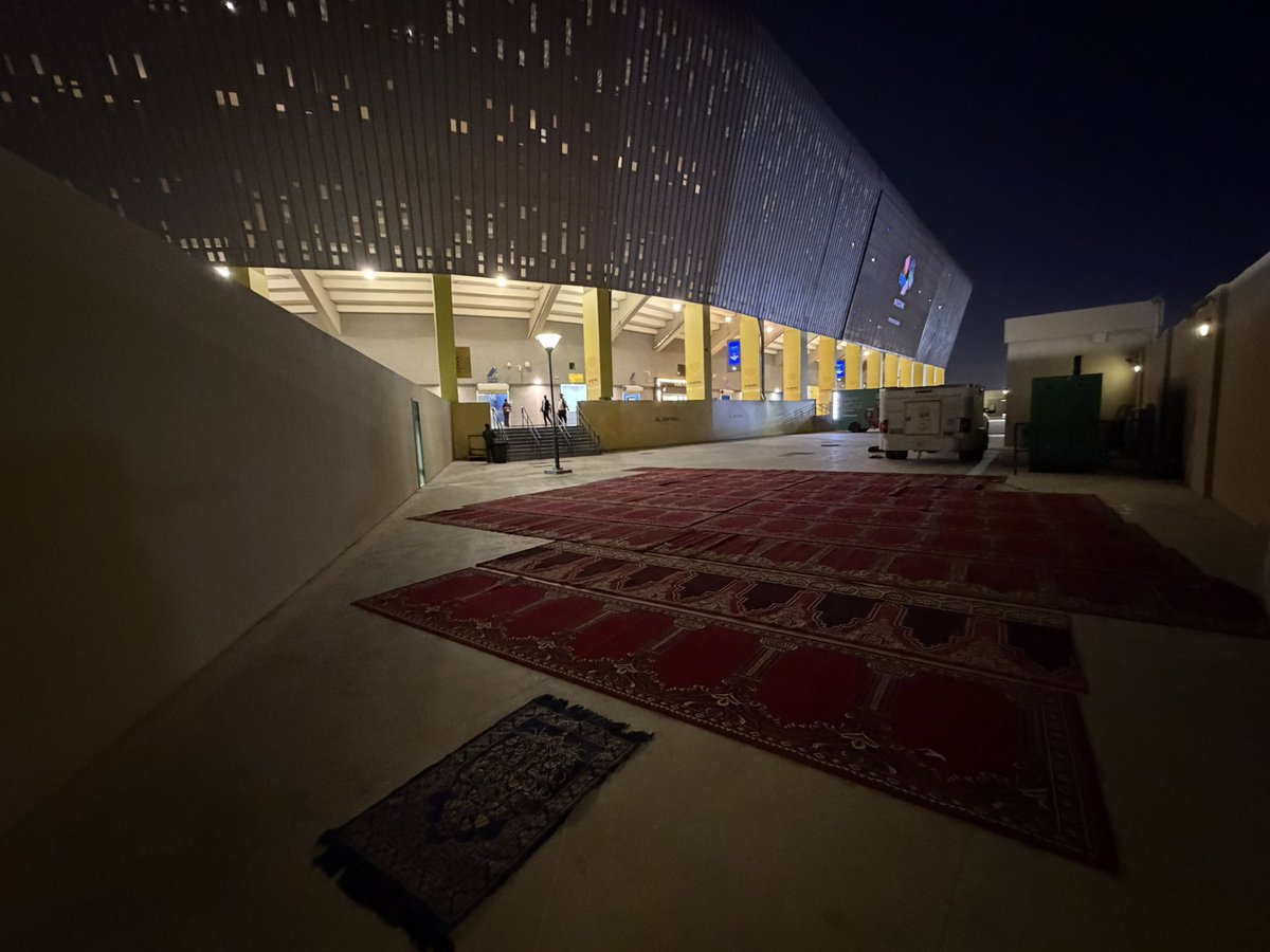 مفروض كل الملاعب الي تستضيف مباريات في شهر رمضان تقيم صلاة التراويح وتعلن هالشيء للجماهير زي ملعب الاول بارك.

خاصة في مدينة الرياض المزدحمة.

في الاول بارك الاستعددات تمت وإقامة الصلاة ستكون مباشرة بعد دخول وقت العشاء.

#النصر_أركاداغ