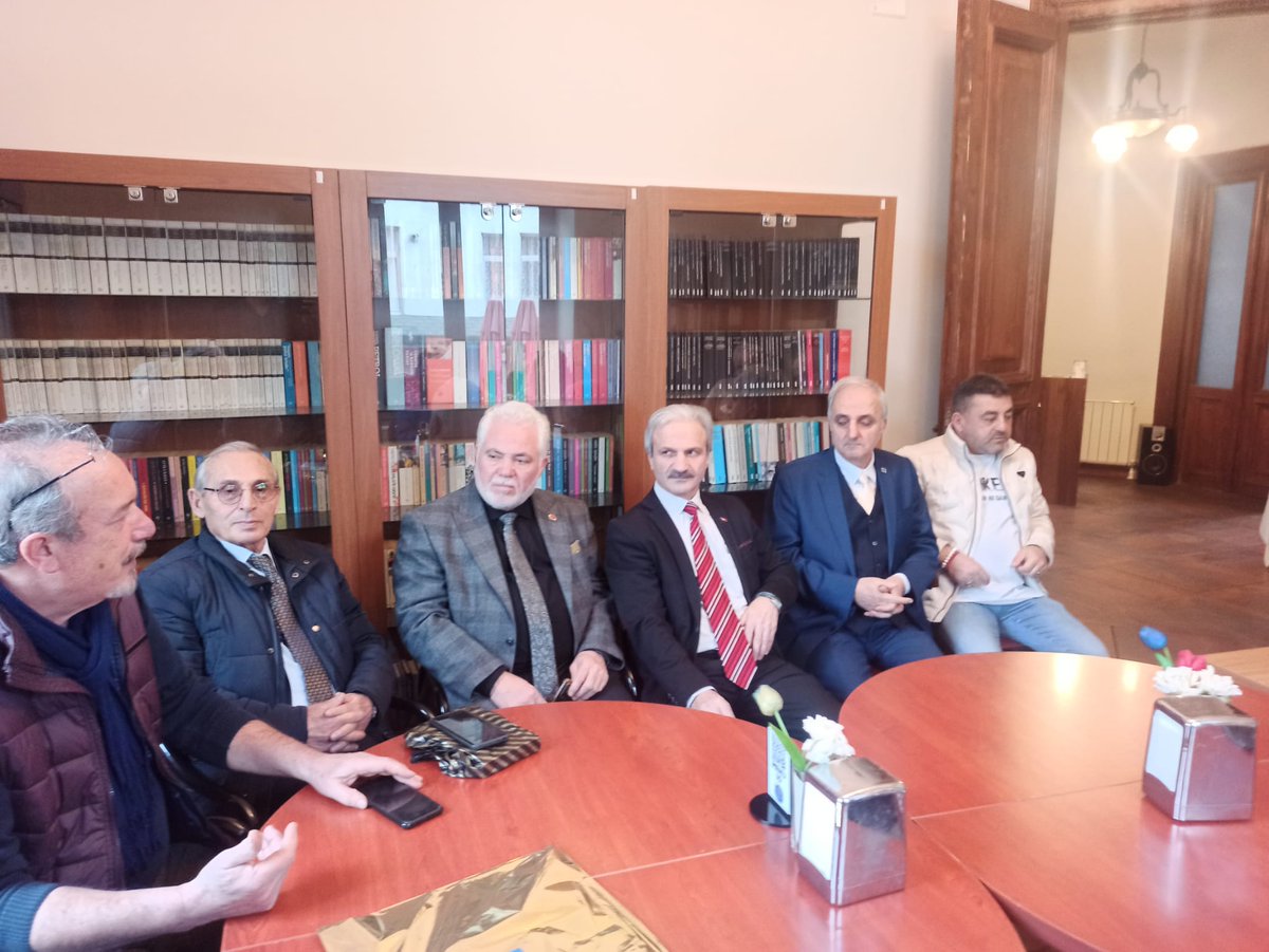 kt1461's tweet photo. Büyükşehir Belediye Başkanımıza, Kent Konseyi Yürütme Kuruluna ve Yazarlar Birliği üyelerimize teşekkür ederiz. https://t.co/IR71YbRr4q