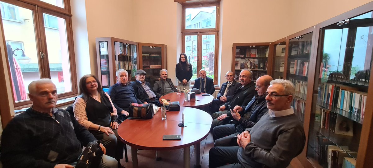 kt1461's tweet photo. Büyükşehir Belediye Başkanımıza, Kent Konseyi Yürütme Kuruluna ve Yazarlar Birliği üyelerimize teşekkür ederiz. https://t.co/IR71YbRr4q