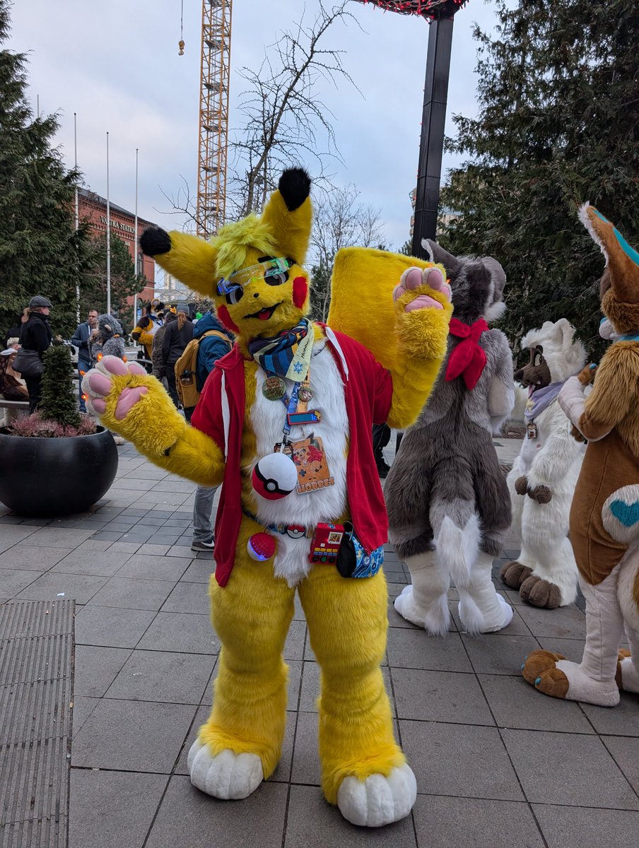 Gabumonz's tweet photo. @Hobbes_Megavolt Thanks for letting me take photos of your awesome suit! 💛 https://t.co/NPzXuaq5Pl