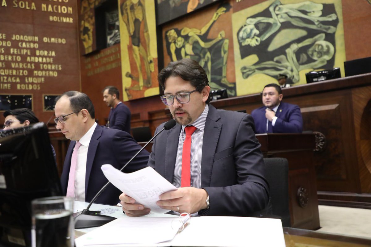 AsambleaEcuador's tweet photo. La Secretaría de la Asamblea Nacional da lectura al informe de #JuicioPolítico contra @MarioGodoyEc, expresidente del @CJudicaturaEc, conforme al art. 83, numeral 3, de la #LOFL. #Sesión71 #AsambleaEc2026 https://t.co/Q42B4dHKZM