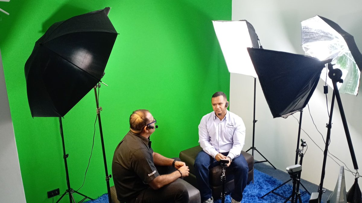 Sin moverte de tu zona de Confort... Te llevamos las cámaras y el guión, para transmitir en vivo y/o grabar tu LIVE STREAMING SHOW.