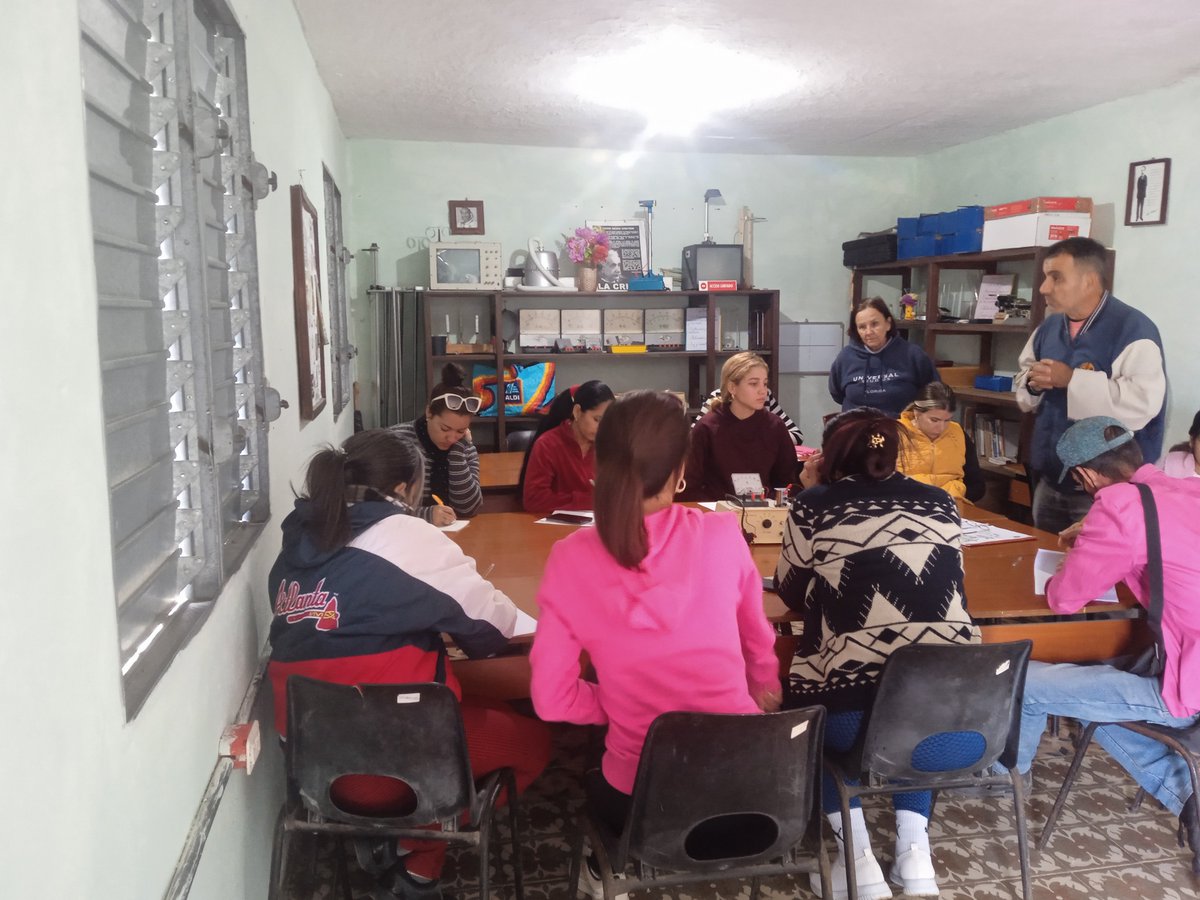 Se reúne el consejo de dirección del centro en función de realizar taller metodológico, con la participación de Martha López Expósito  metodóloga municipal que atiende  nuestro centro.  <a href="/CubaMined/">MINED</a> @Educaciónvc @Yamilet500886
📷