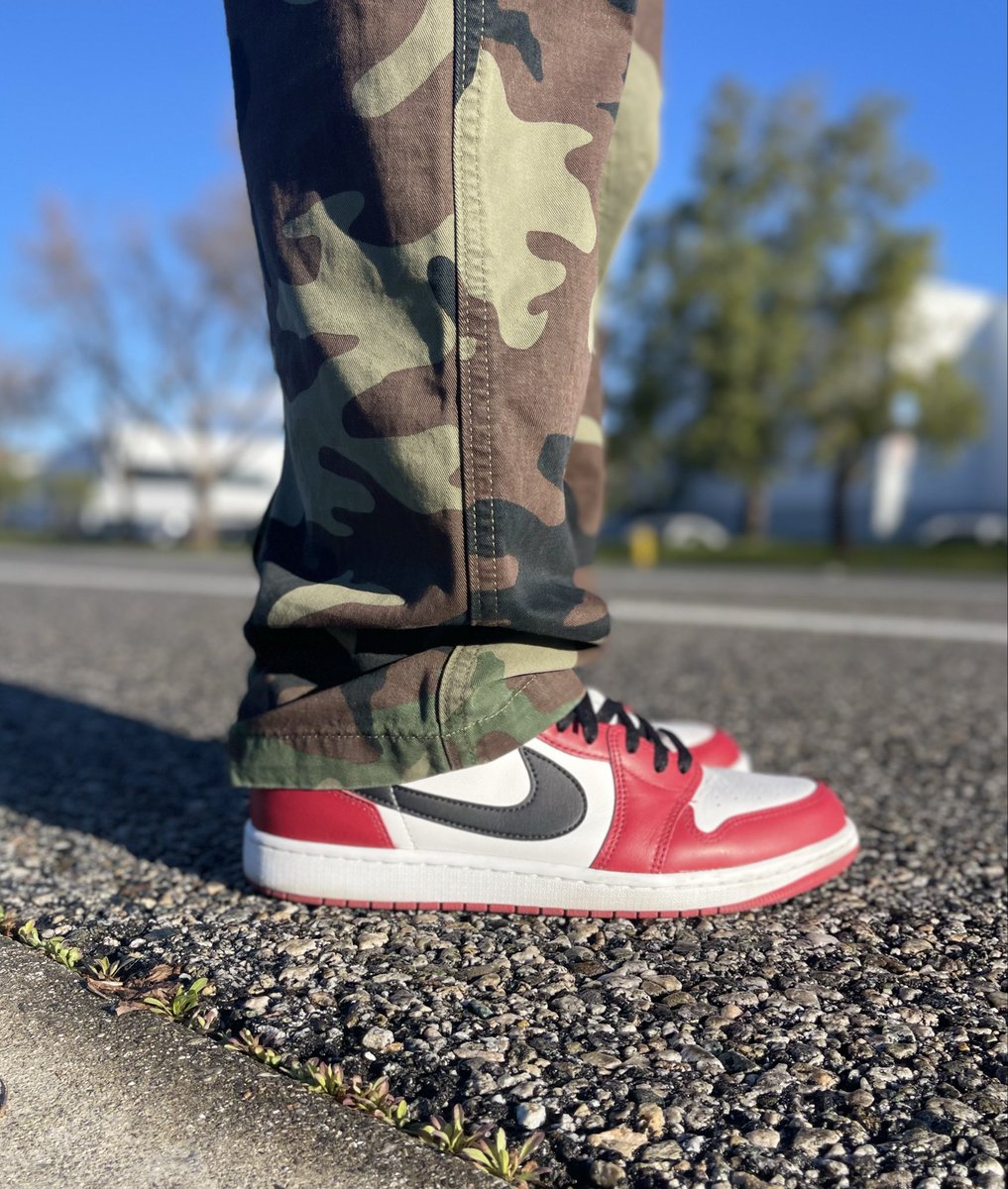 It only snows in the mountains north of LA a few times a year. Today was a good day. 

Chicago Jordan 1 Lows on feet for #BHMKOTD5