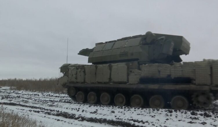denvar75's tweet photo. ЗРК «Тор-М2» в зоне СВО: защита ЛНР от массированных атак беспилотников противника #СВО #ПВО #ЛНР #ЗРК #ТорМ2 #БПЛА #ИЭМЗ #Купол #ИЭМЗКупол #АлмазАнтей https://t.co/VHWAjI0B5V https://t.co/RYjTKgCkwy